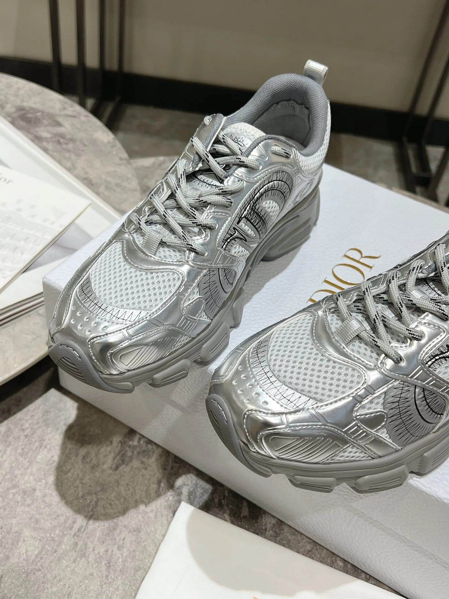 👟👟Ex-factory price 600👟👟 The latest hot model, the star model 2024 main hot product, the newly released Dior Chrono new casual sports shoes, running shoes, dad shoes are really cool, full of futuristic feeling! Really cool! Once again interpreting Dior's concept of cool fashion, the lucky star will bless you with good luck. The new EVA sole is super light and super soft! A perfect replica of the original! Fully matched material and mold! ! Women’s size: 35-39 (40.41 customized)